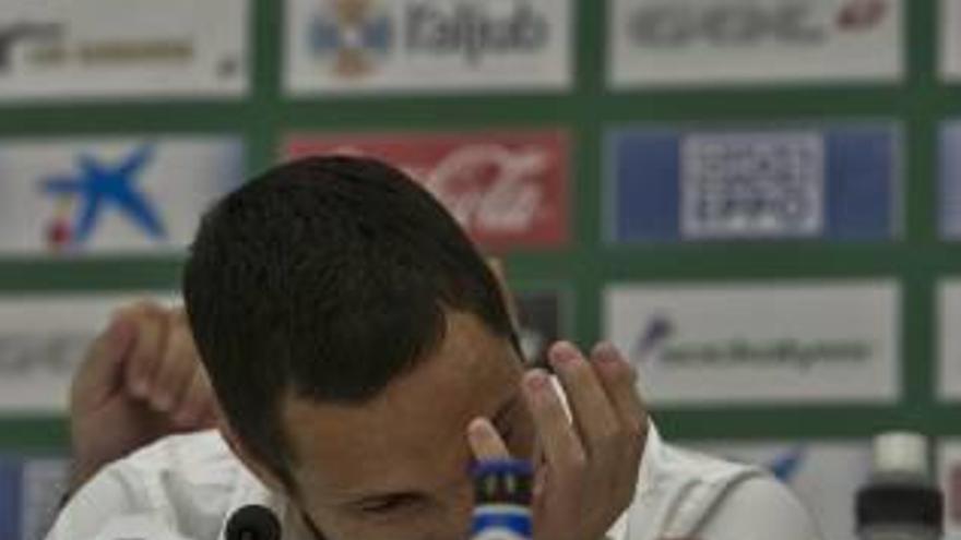 Edu Albacar llorando durante la rueda de Prensa.