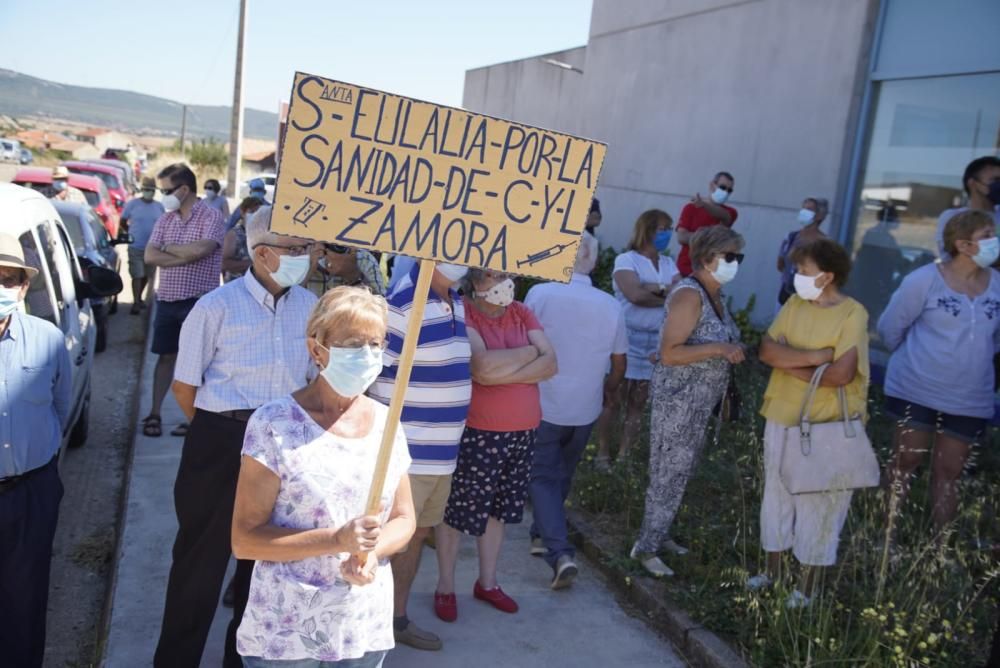 Concentración ante el centro de salud de Tábara para la reapertura de consultorios médicos