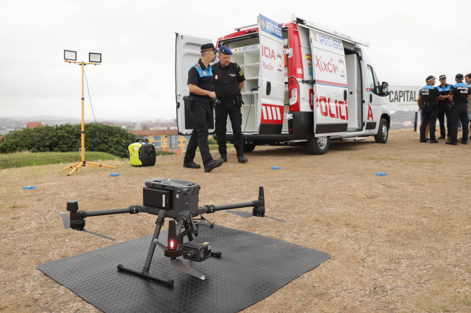 El nuevo furgón para pilotar drones de la Policía Local de Gijón, en imágenes