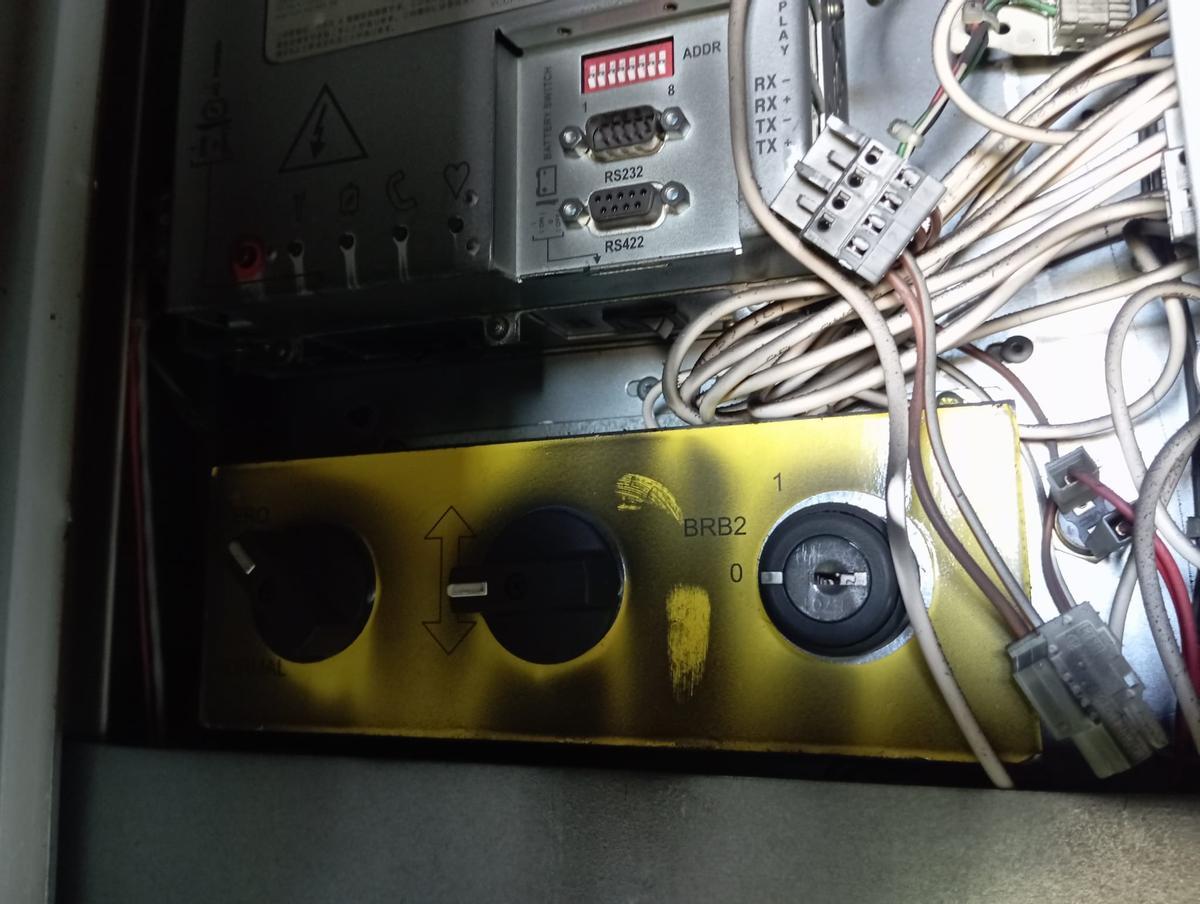 Cuadro eléctrico quemado por las llamas del incendio en el albergue de Vallada.