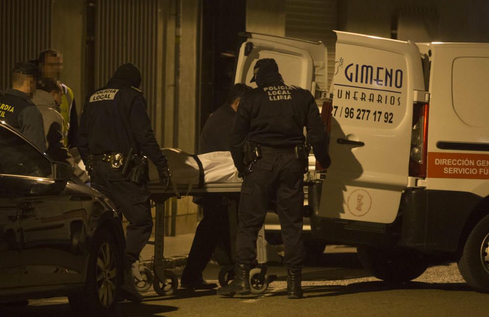 Hallan a un hombre asesinado a puñaladas y golpes a la puerta de su casa en Llíria