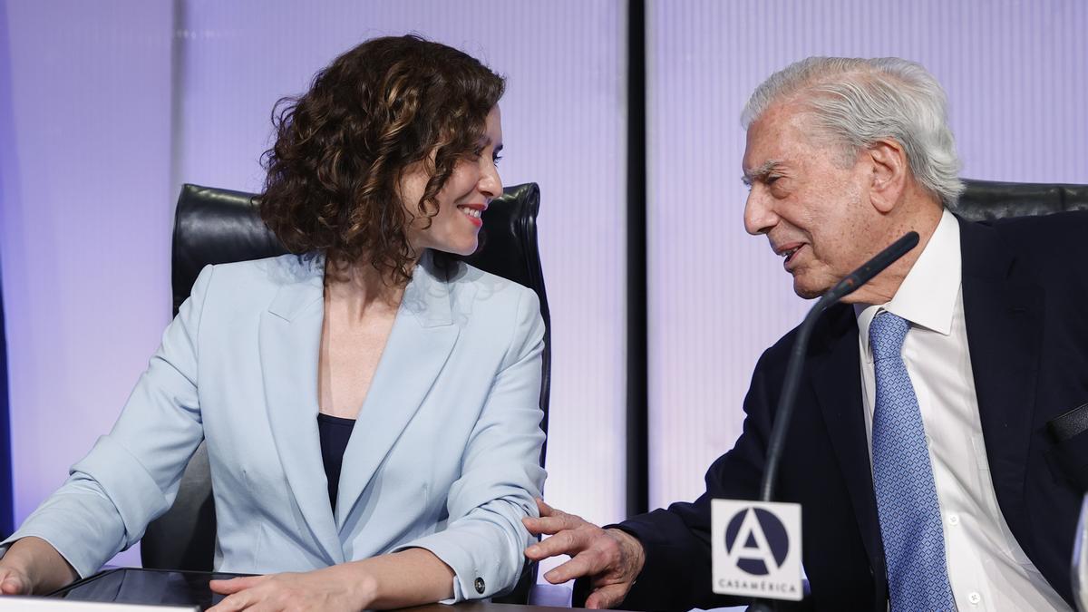 El presidente de la Fundación Internacional para la Libertad, Mario Vargas Llosa, entrega el Premio Libertad a la presidenta de la Comunidad de Madrid, Isabel Díaz Ayuso