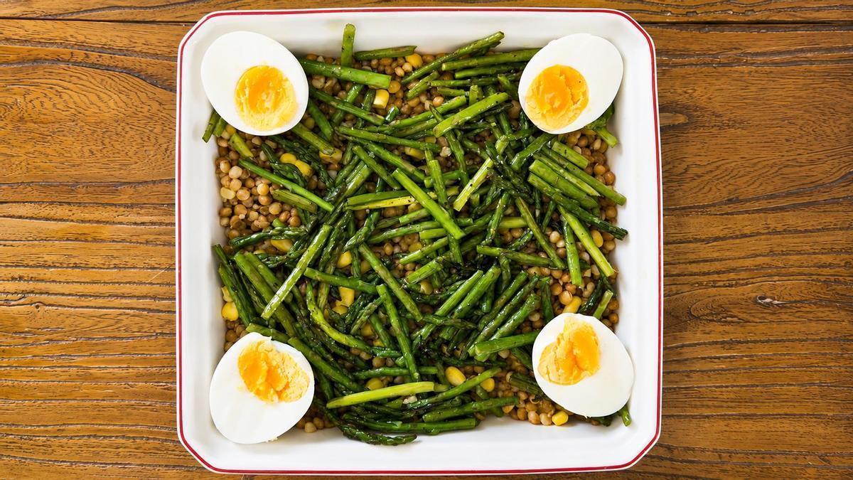 Ensalada de lentejas, espárragos y huevo