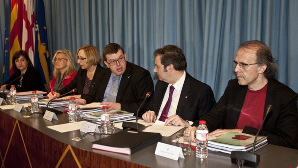 Hereu, entre los tenientes de alcalde Ricard Gomà, Jordi William Carnes, Assumpta Escarp e Imma Mayol.