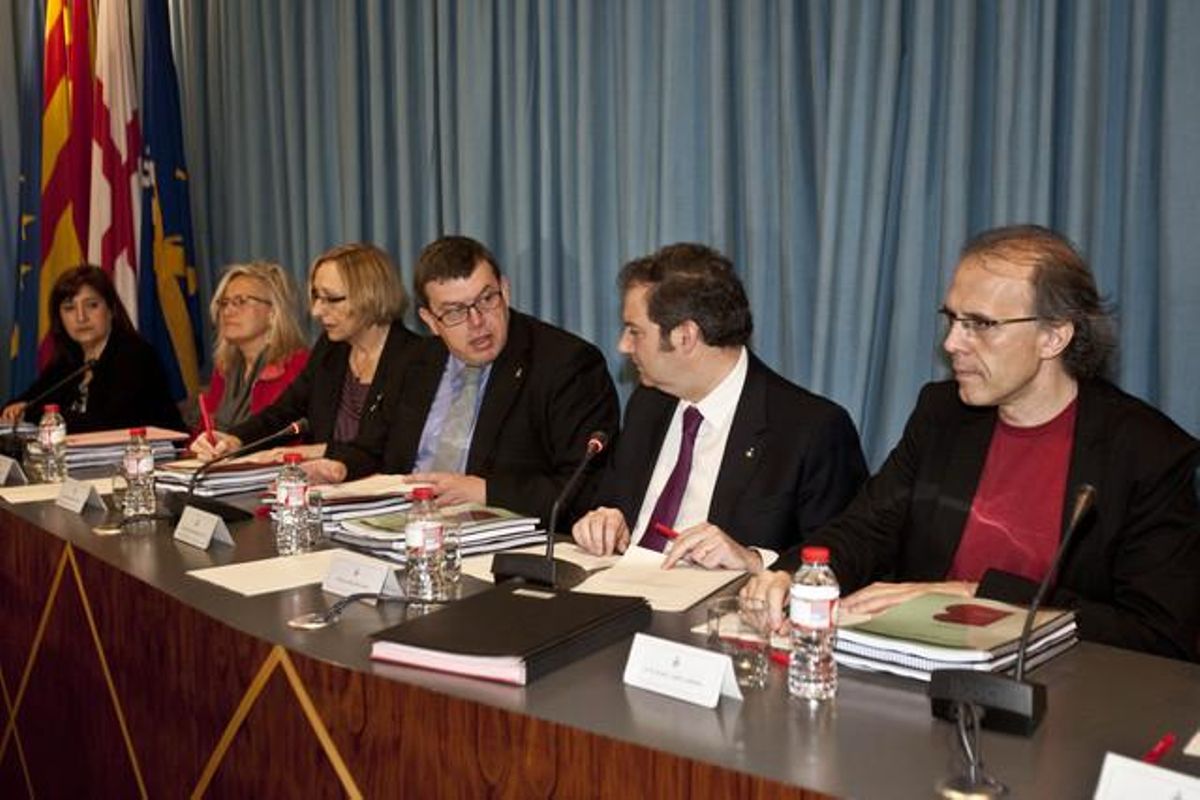 Hereu, entre els tinents d’alcalde Ricard Gomà, Jordi William Carnes, Assumpta Escarp i Imma Mayol.