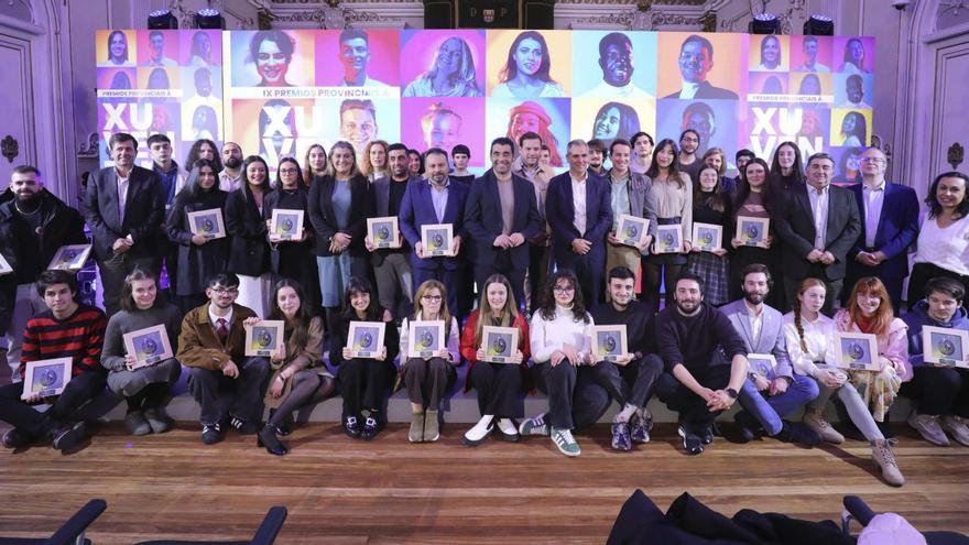 Los premiados con los responsables provinciales.