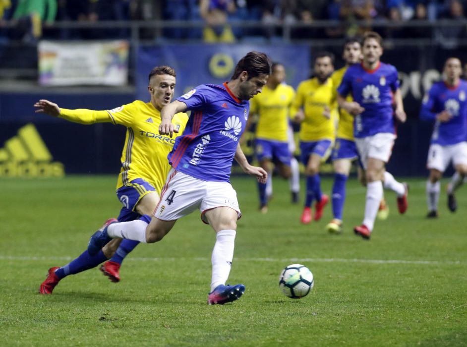 El partido entre el Cádiz y el Real Oviedo, en imágenes