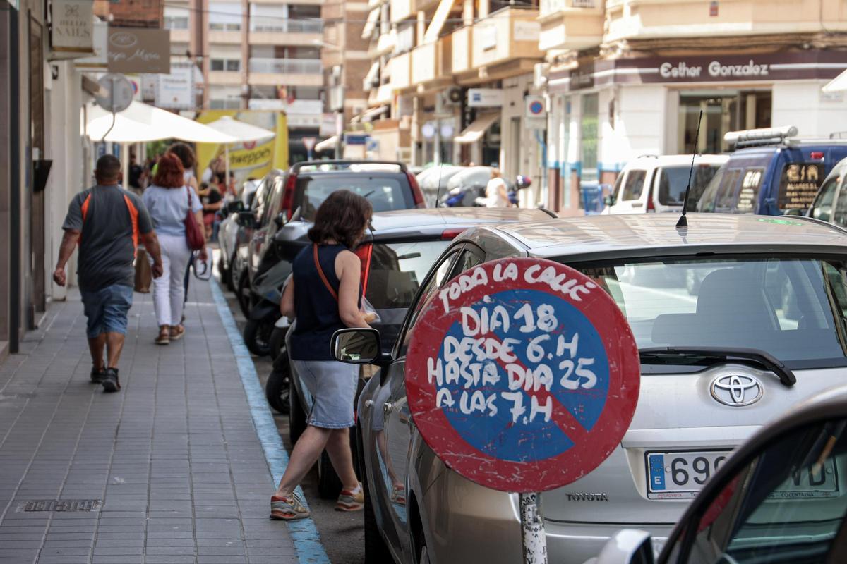 Anuncios de cortes de calles en el centro de Alicante.
