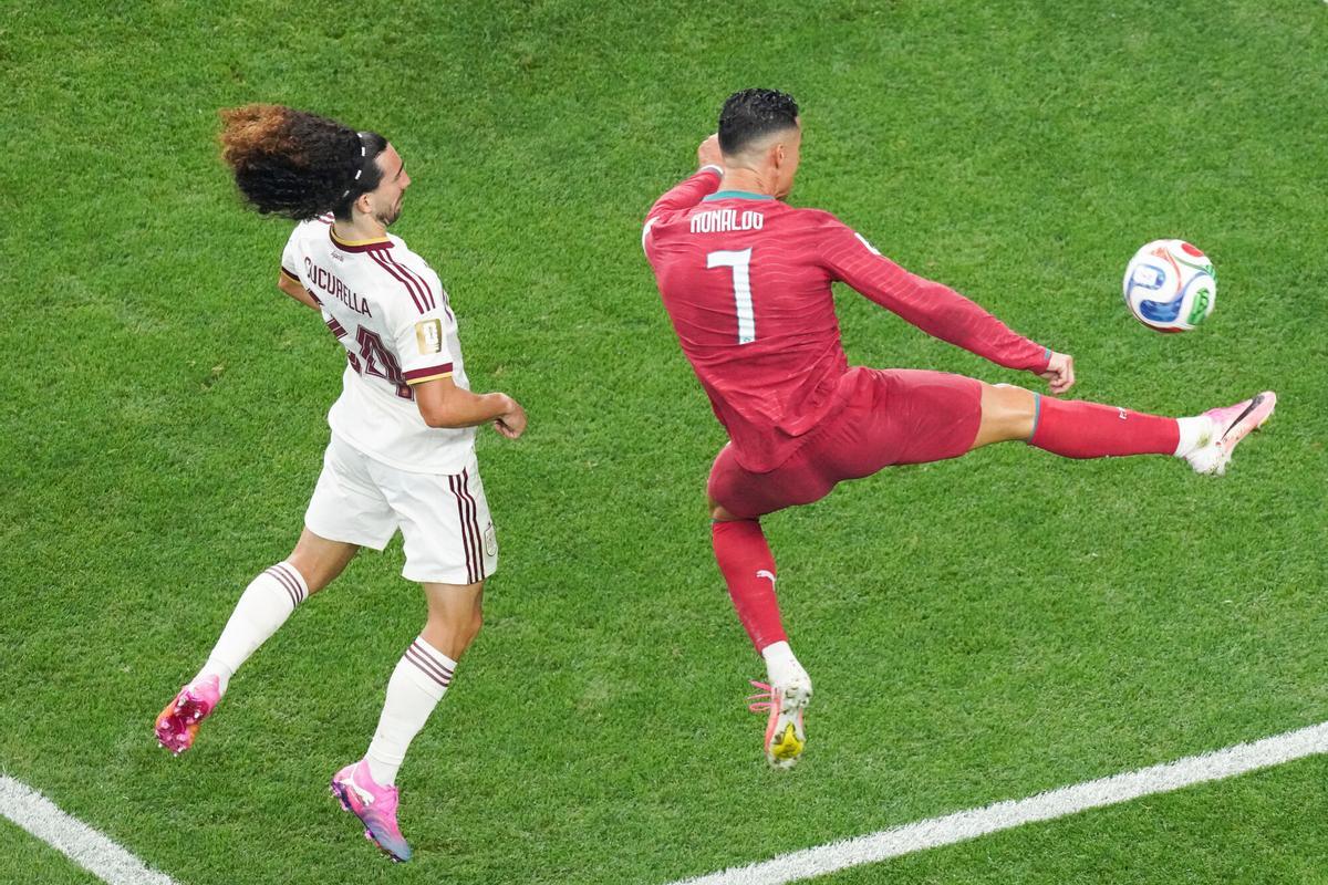 Cucurella disputa un balón a Cristiano en el Portugal - España.