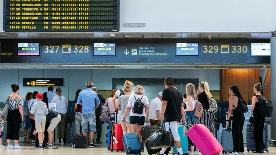 Los aeropuertos canarios registran en marzo 4,9 millones de pasajeros