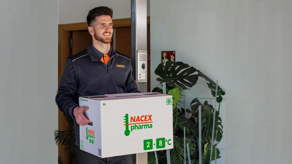Un mensajero de NACEX entregando un paquete de NACEXpharma.