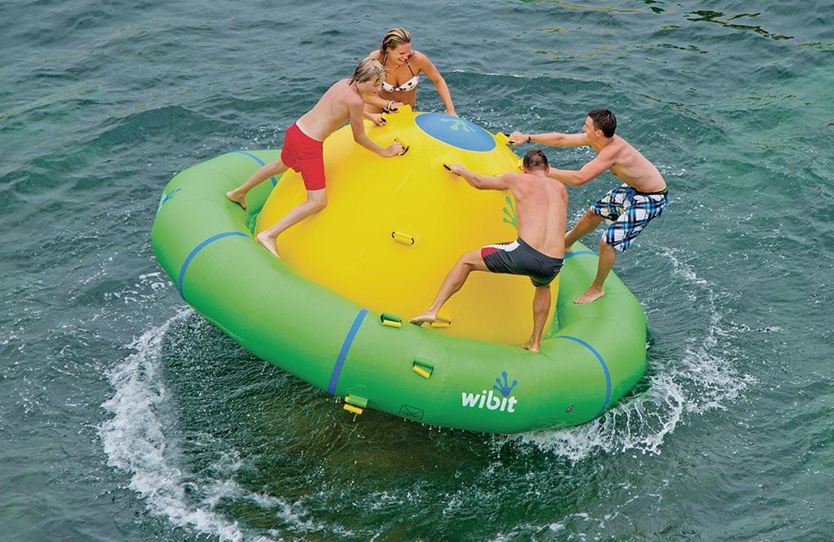 Costa Water Park, un parque acuático flotante de trampolines instalado en las playas más reconocidas de Benalmádena, Fuengirola y Marbella.