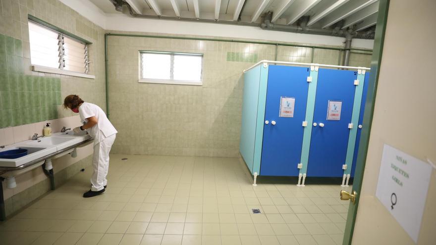 El Consell autoriza contratar la limpieza de los centros docentes por 255 millones