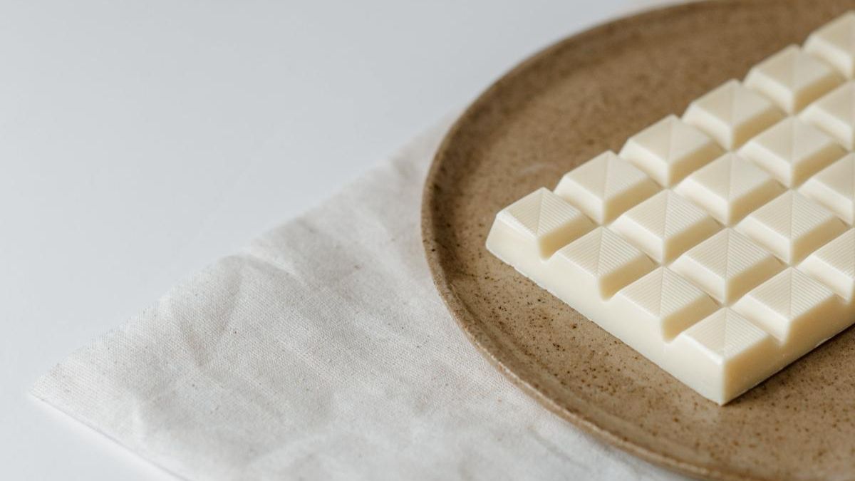 Sorprende a tus invitados con esta tarta de galletas y chocolate blanco que no necesita horno