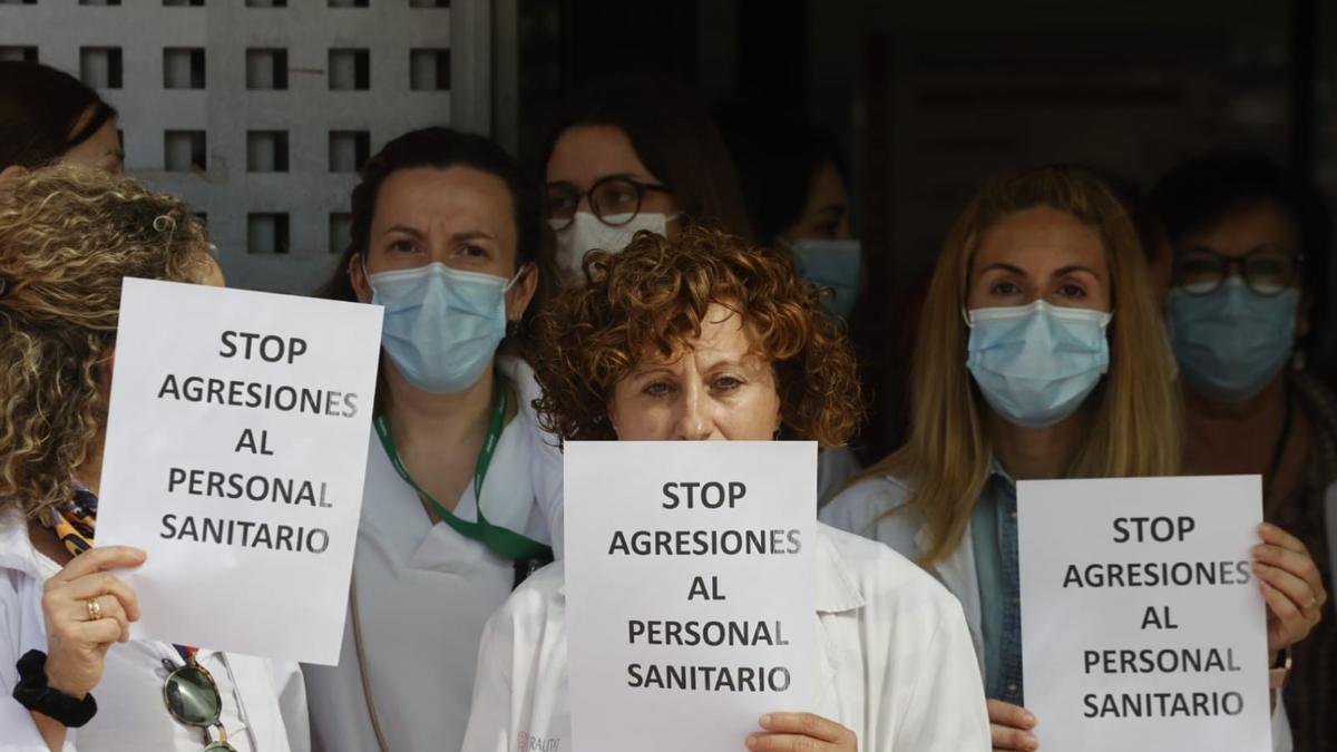 Protesta en el centro de salud El Clot de Paterna por la agresión a una celadora.