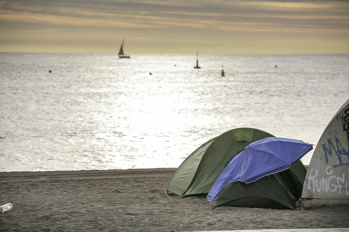 Un grupo de subsaharianos lleva meses acampados en las playas de la Barceloneta.