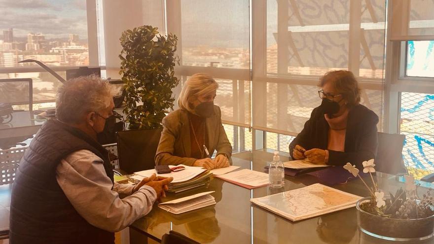 Safont y Aparisi se han reunido en València con la directora general de Puertos, Aeropuertos y Costas, Maria Luisa Martínez.