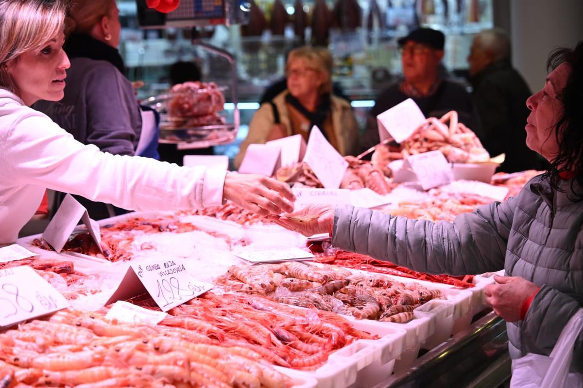 Una pescadera atendiendo a una clienta en el Mercado Central.