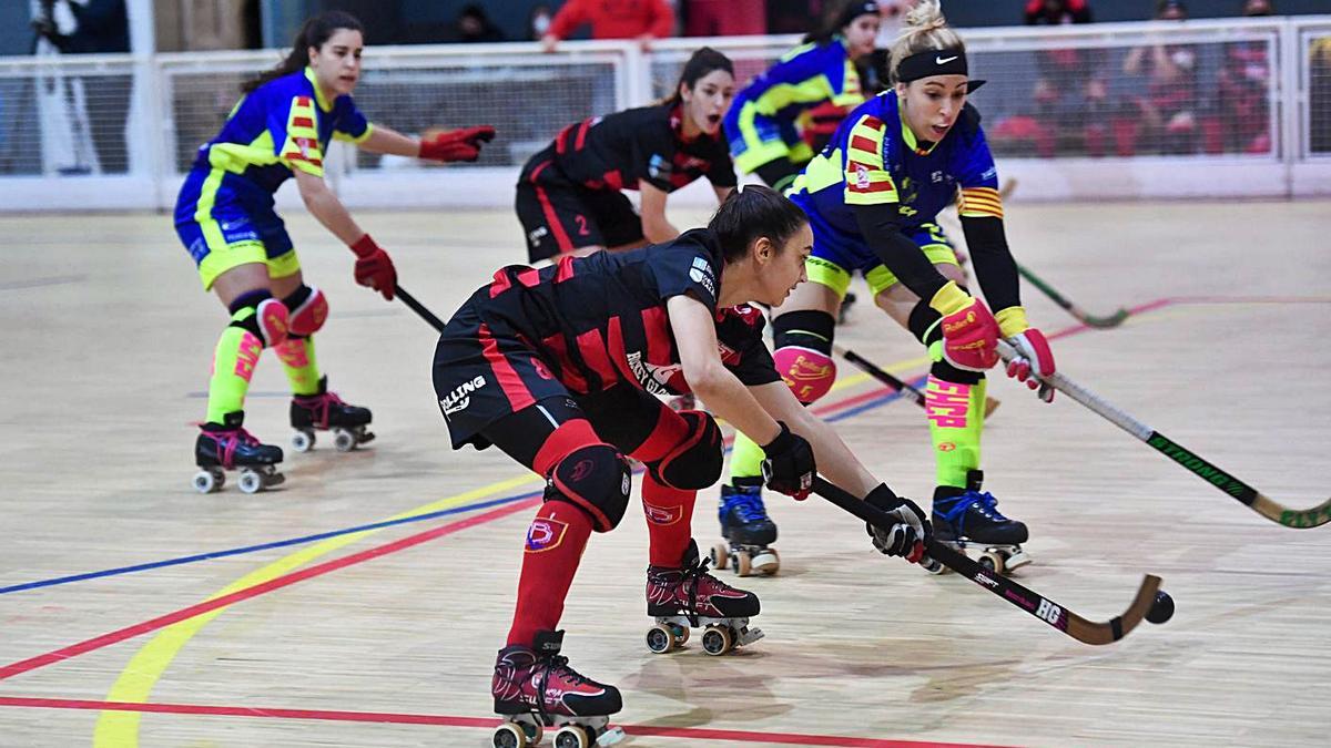 Lucía Yáñez conduce la bola en el partido contra el Igualada. |  // CARLOS PARDELLAS