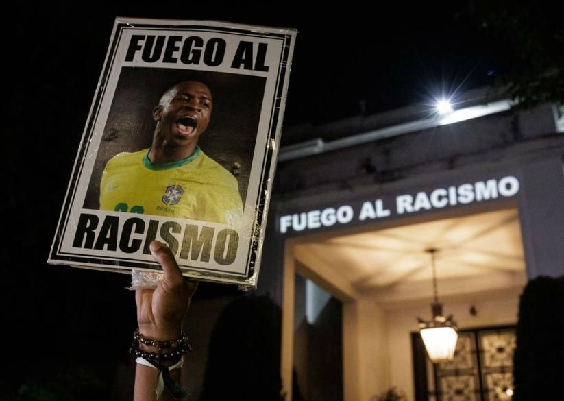 Imagen de la manifrestación frente al Consulado de España en Sao Paulo en muestra de apoyo a Vinícius Júnior