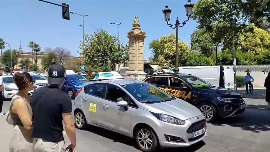Las autoescuelas toman las calles de Sevilla por por la falta de examinadores de la DGT