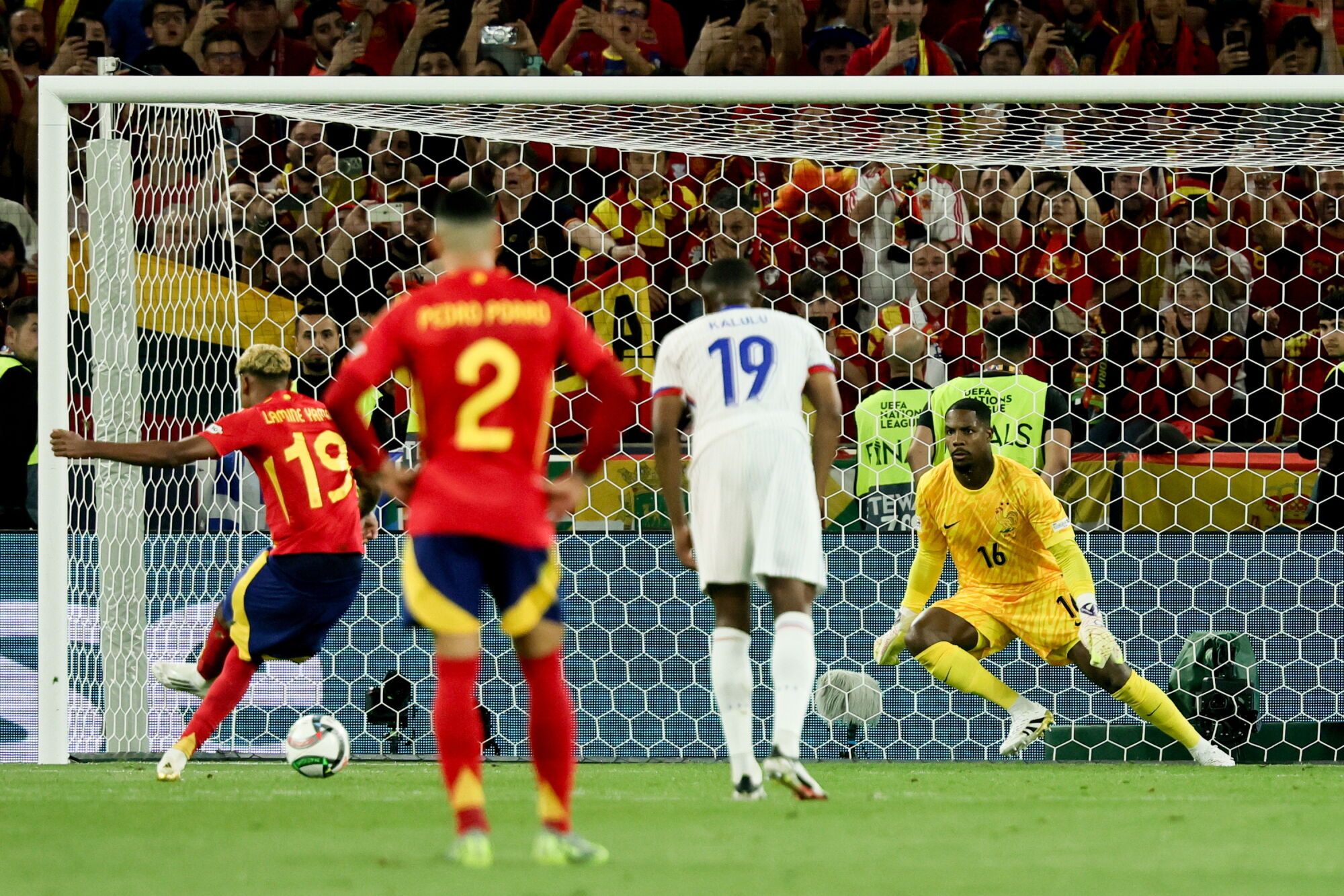 Stuttgart (Germany), 05/06/2025.- Spain’s Lamine Yamal (L) scores the 3-0 goal against France's goalkeeper Mike Maignan during the UEFA Nations League semi-final soccer match between Spain and France, in Stuttgart, Germany, 05 June 2025.  (Francia, Alemania, España) EFE/EPA/RONALD WITTEK