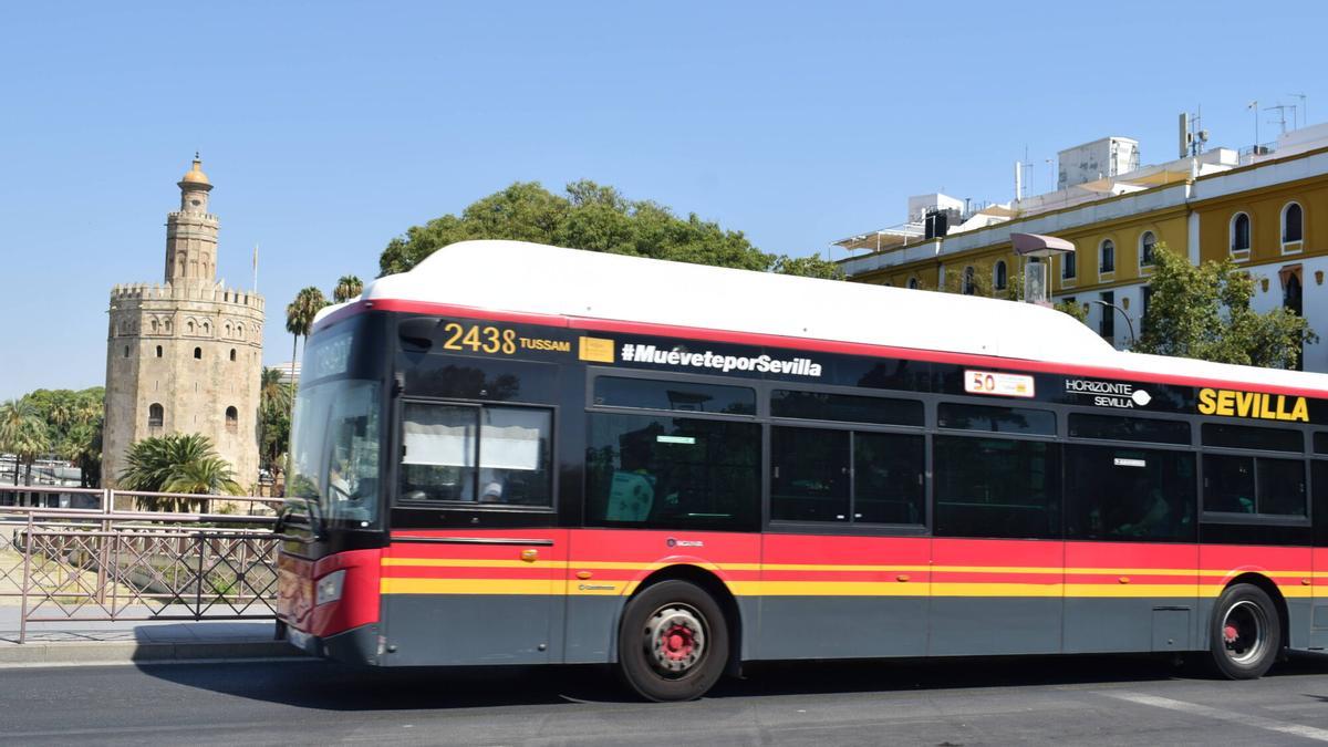 Autobús de la flota de Tussam, por una calle de Sevilla.