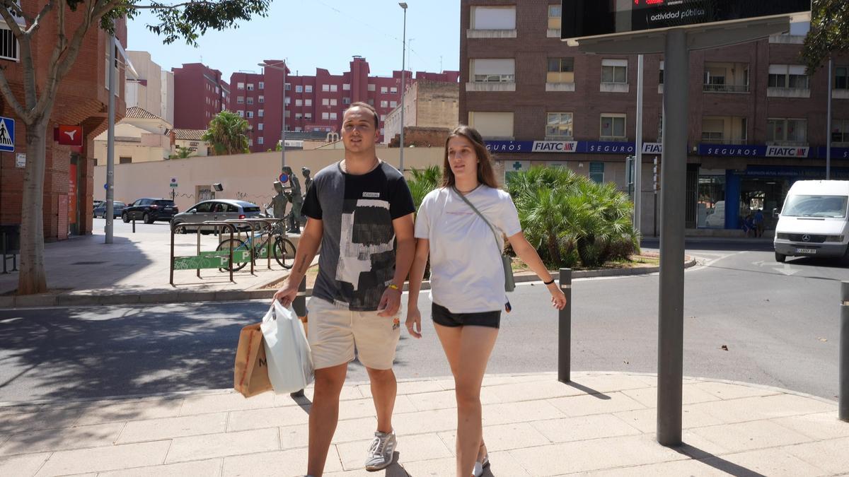 Dos personas caminan por la plaza María Agustina de Castelló esta semana
