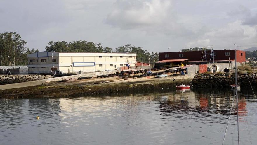 Portos inicia el trámite para la venta o despiece de un bateeiro abandonado en Cambados