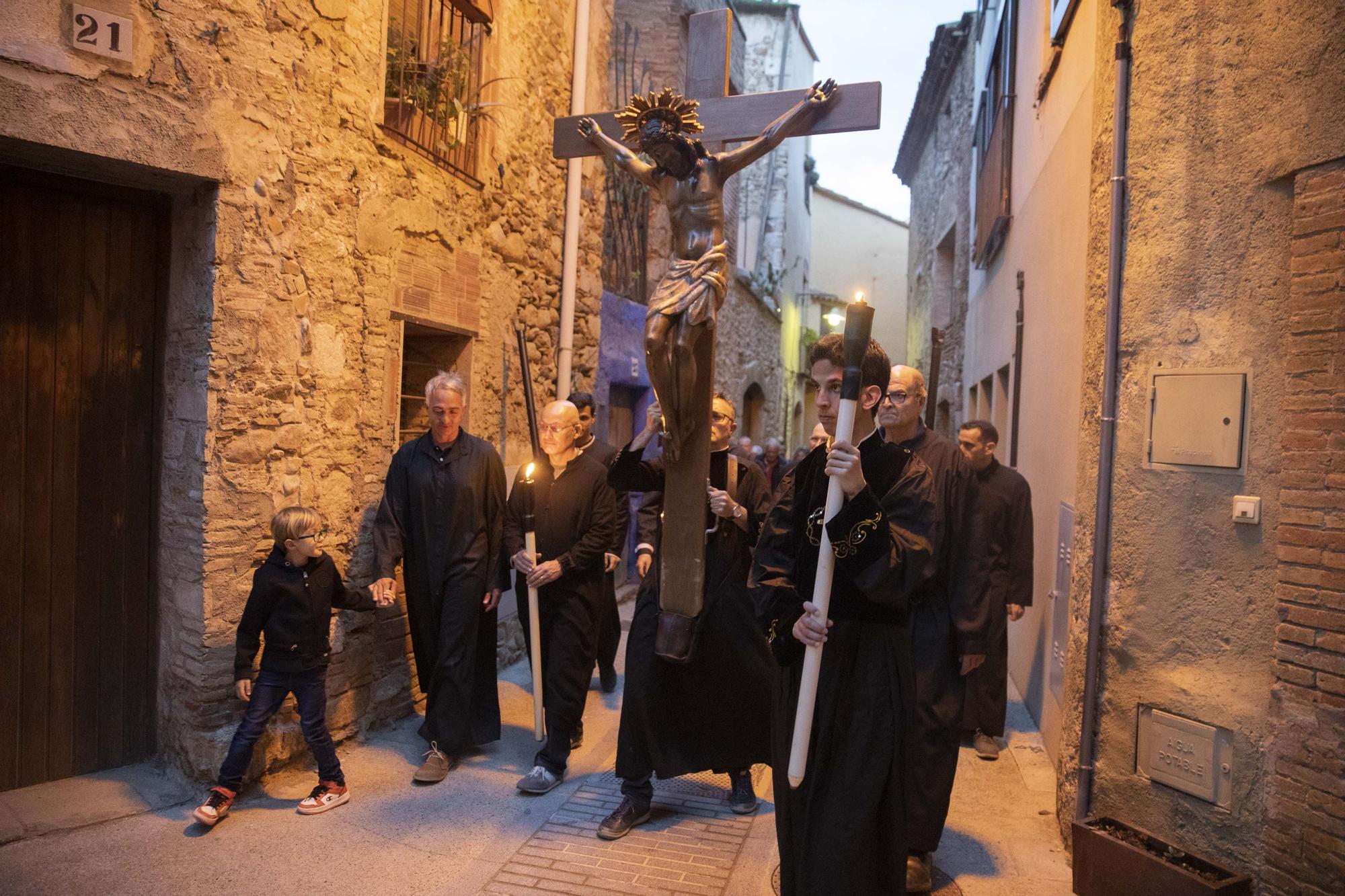 Peralada treu al Sant Crist Negre en processó invocant la pluja