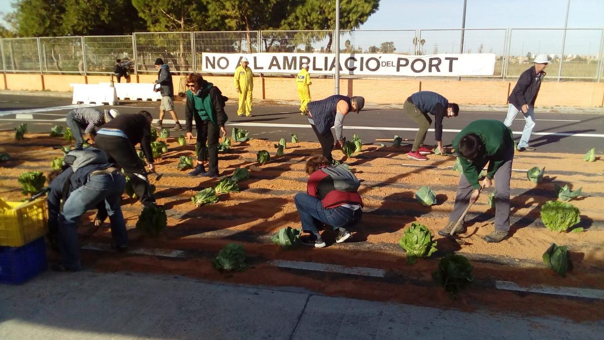 Los activistas anti ZAL durante la acción reivindicativa de esta mañana.