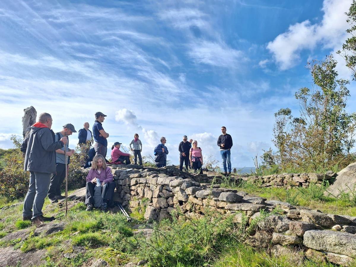 Acompañados por integrantes da asociación Larada, varios doantes realizaron un roteiro de 15 quilómetros pola contorna de Portomeiro.