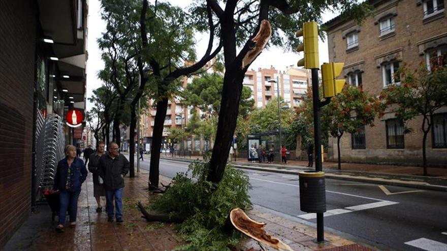 Una fuerte tormenta en Zaragoza eclipsa con atascos el día sin coches