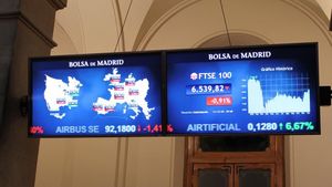 MADRID  11 12 2020 - La Bolsa espanola aumentaba las perdidas de la apertura hasta el 0 88   y se acercaba a los 8 100 puntos condicionada por el retroceso de los grandes valores y de las plazas europeas tras la caida de Wall Street el jueves  segun datos del mercado  EFE  Ana Bornay