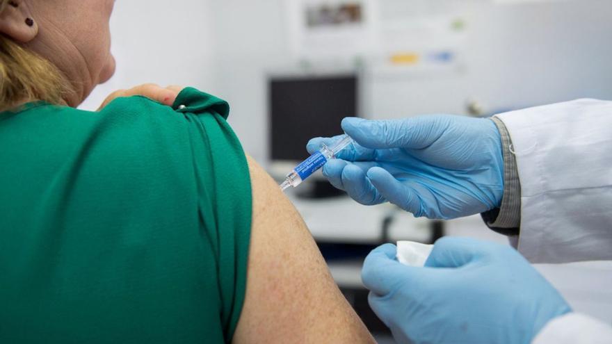 Andalucía vacunará los jueves sin cita contra la gripe y el covid