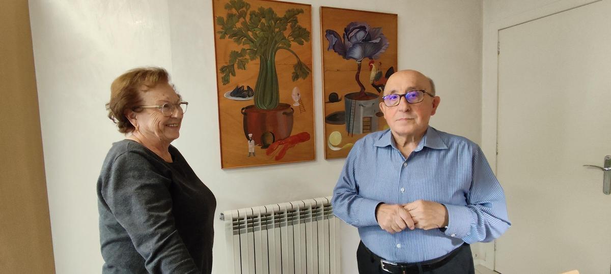 Pilar Miranda i Agustí Viarnés amb les dues fustes pintades que donaven la benvinguda al restaurant Viarnés i que ells conserven a casa seva.