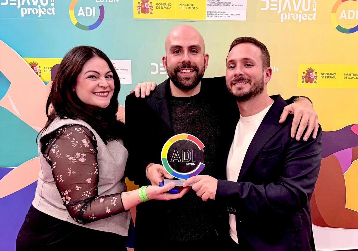 Representantes de la asociación LGTBI Dimove de Elche reciben el galardón