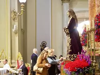 Tradicional Besapié del Cristo del Rescate en Murcia