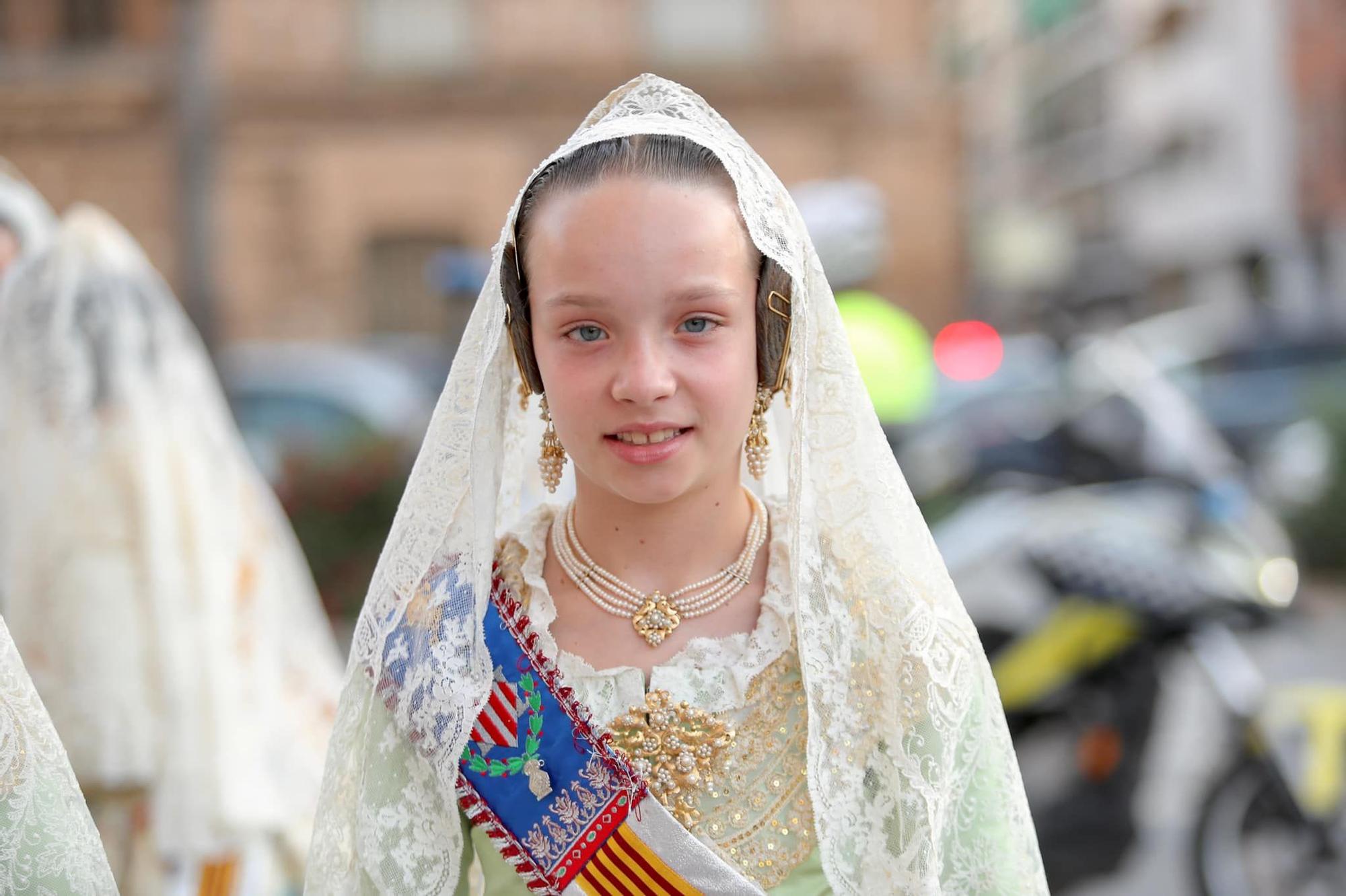 Nerea y la corte infantil acompañan a la Virgen de los Desamparados de l'Horta