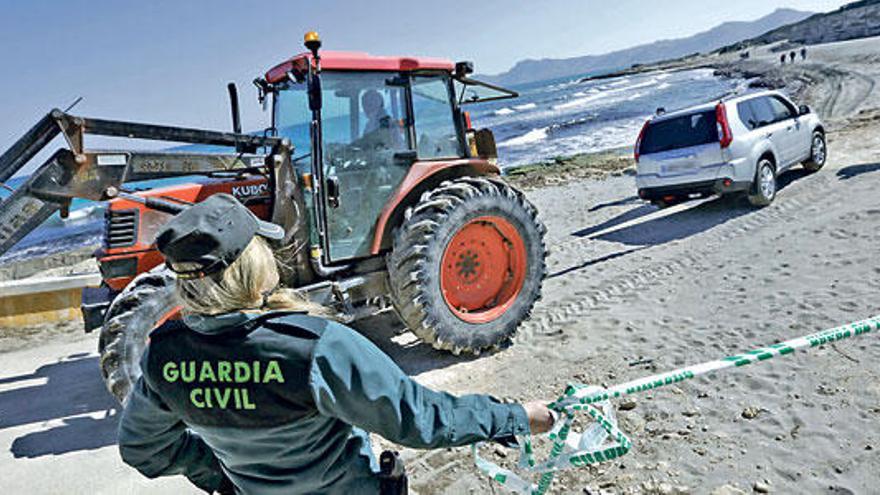 El asesino no pudo entrar en coche por la arena