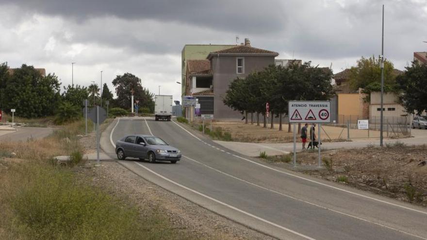 Tramo de la carretera donde se construirá la nueva rotonda, en una imagen de ayer.  | PERALES IBORRA