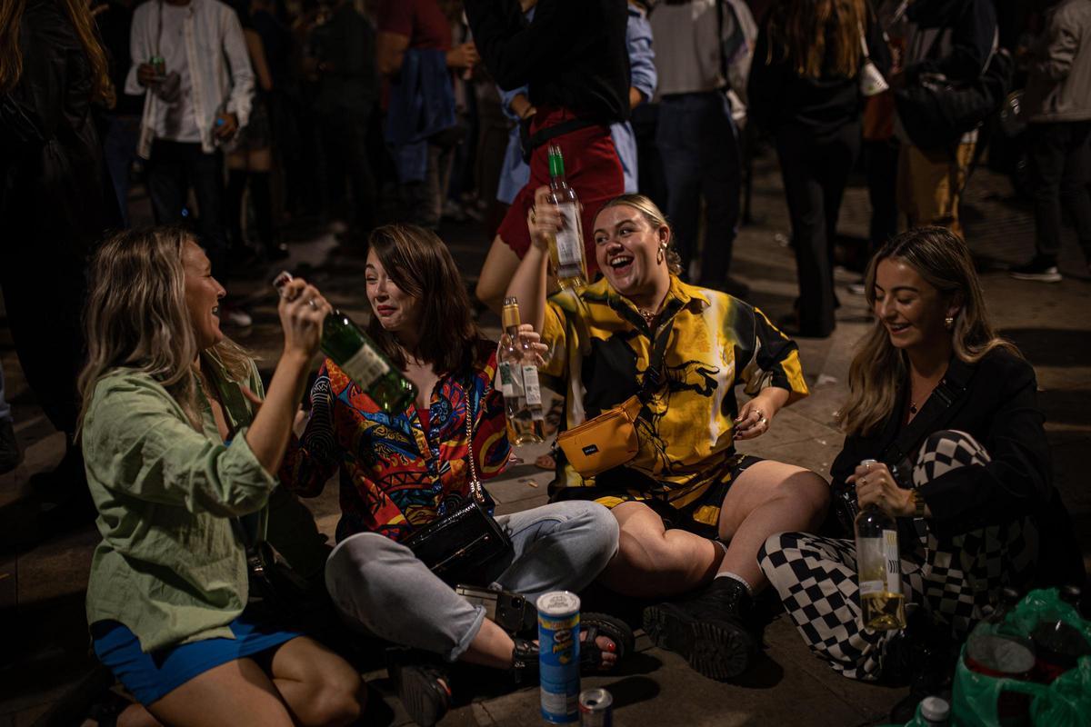 Un botellón en el Born, en Barcelona. Un botellón en el Born, en Barcelona.