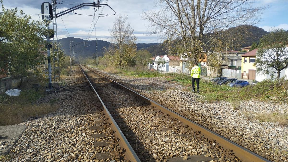 Un operario de Adif en la vía entre La Felguera y Barros