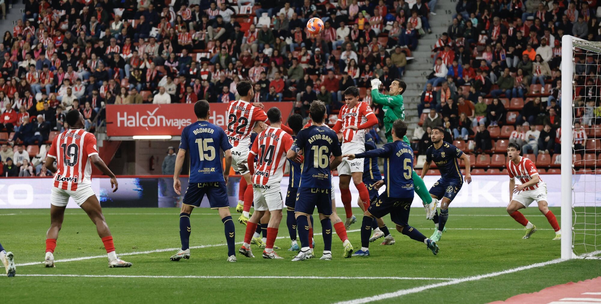 EN IMÁGENES: El Sporting - Tenerife disputado en El Molinón