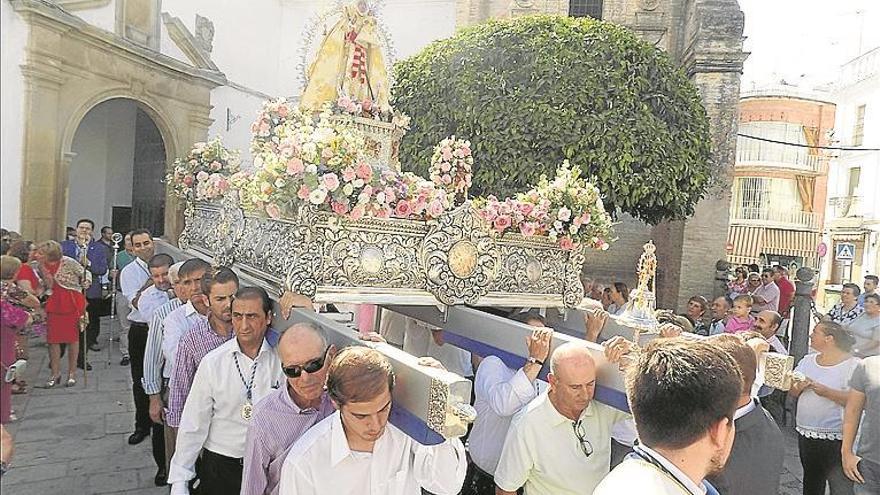 Bujalance se rinde ante la Virgen de la Cabeza en una procesión