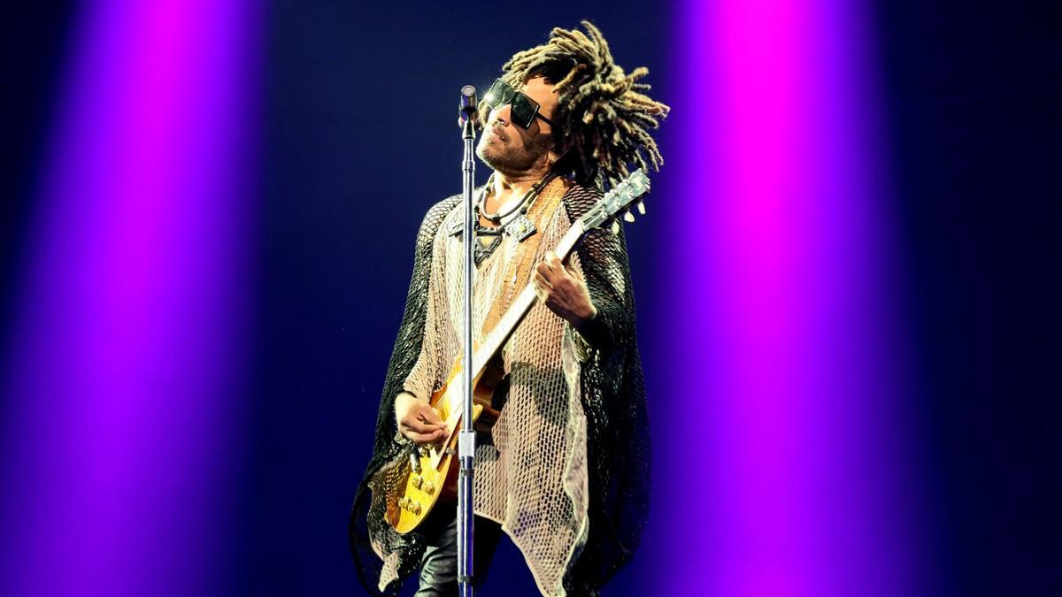 El músico estadounidense Lenny Kravitz actúa durante un concierto este sábado en el Movistar Arena de Bogotá (Colombia). Kravitz presenta esta noche Bogotá su último trabajo, "Raise Vibration", en el que es su primer concierto en Colombia desde que publicó en 1989 "Let love rule". EFE/Mauricio Dueñas Castañeda
