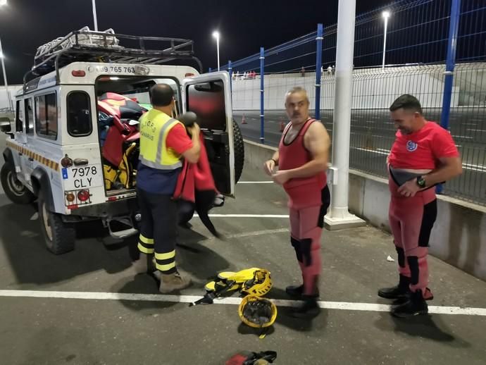 Búsqueda de un hombre en la playa de Guayedra