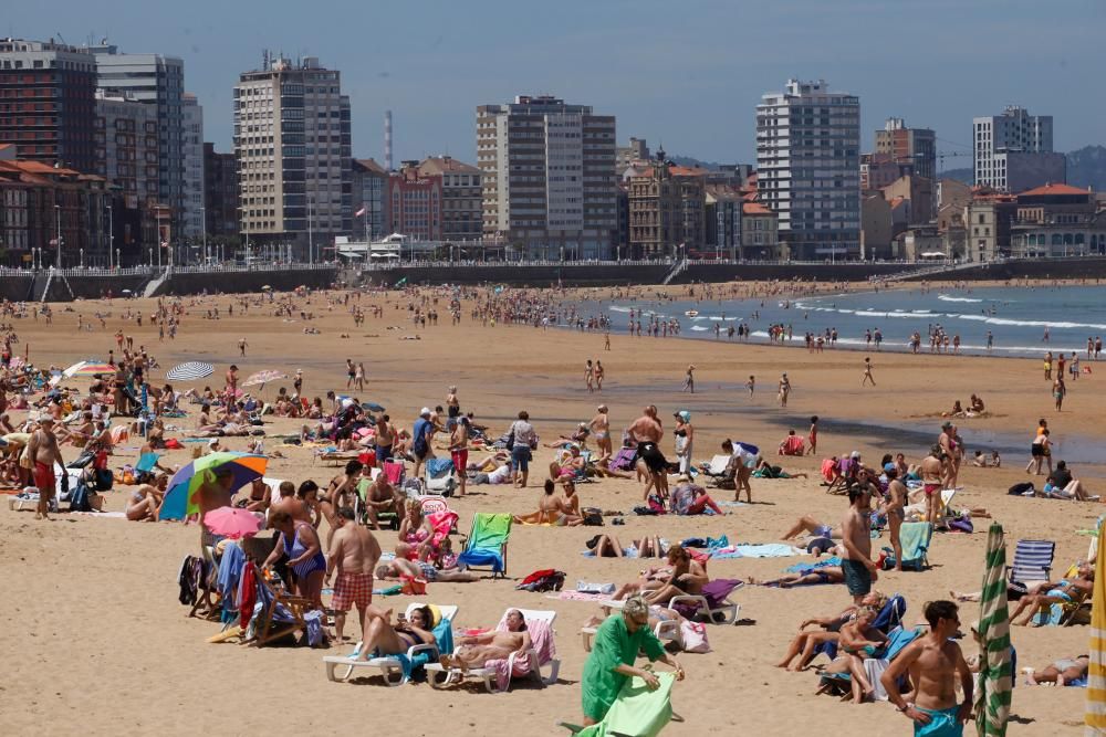 Gijón disfruta del buen tiempo