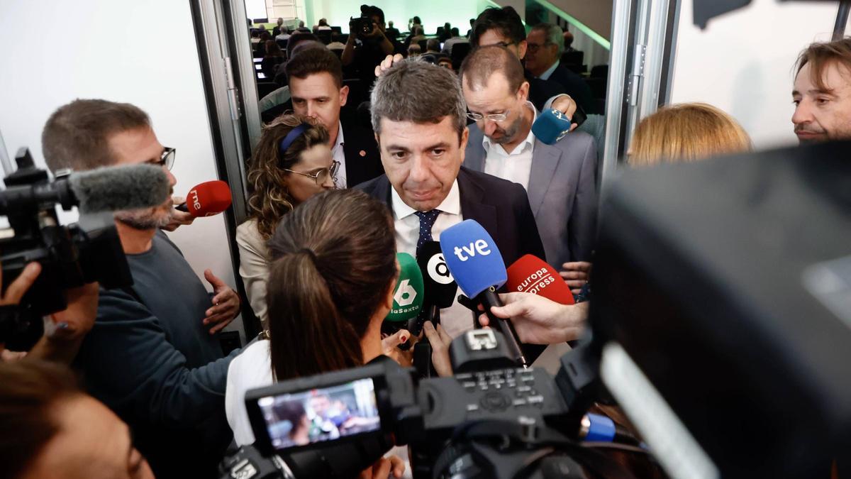 Carlos Mazón, ayer, rodeado de micrófonos en la jornada de cooperativismo en València.