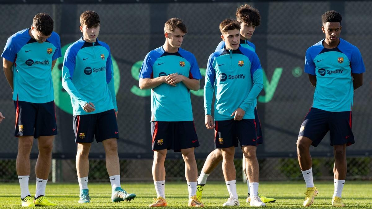 Varios jóvenes del filial se entrenaron con el primer equipo del Barça.